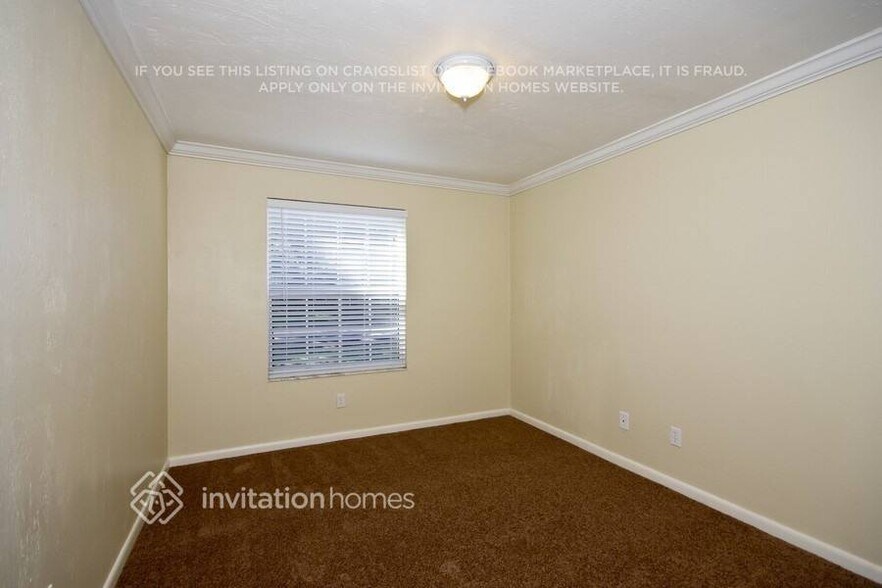 Building Photo - 1725 Pine Tree Dr