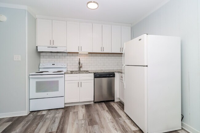 Building Photo - Studio Apartment In Hickory!