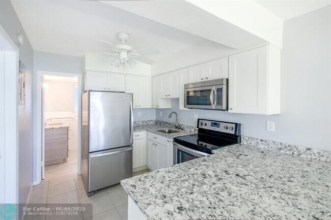 Building Photo - 2760 Yacht Club Blvd