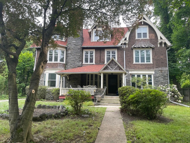 Primary Photo - 566 W Montgomery Ave