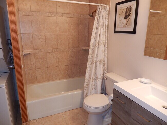 Building Photo - 120 Lakeview Dr