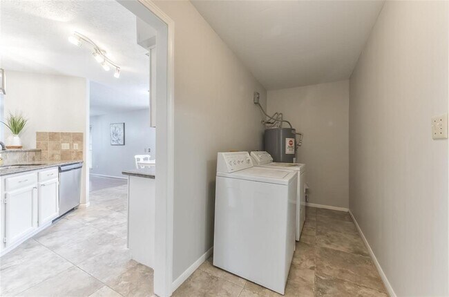 Building Photo - 5701 Village Arbour Dr