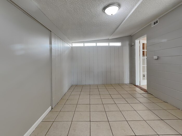 Building Photo - 10927 Regency Dr