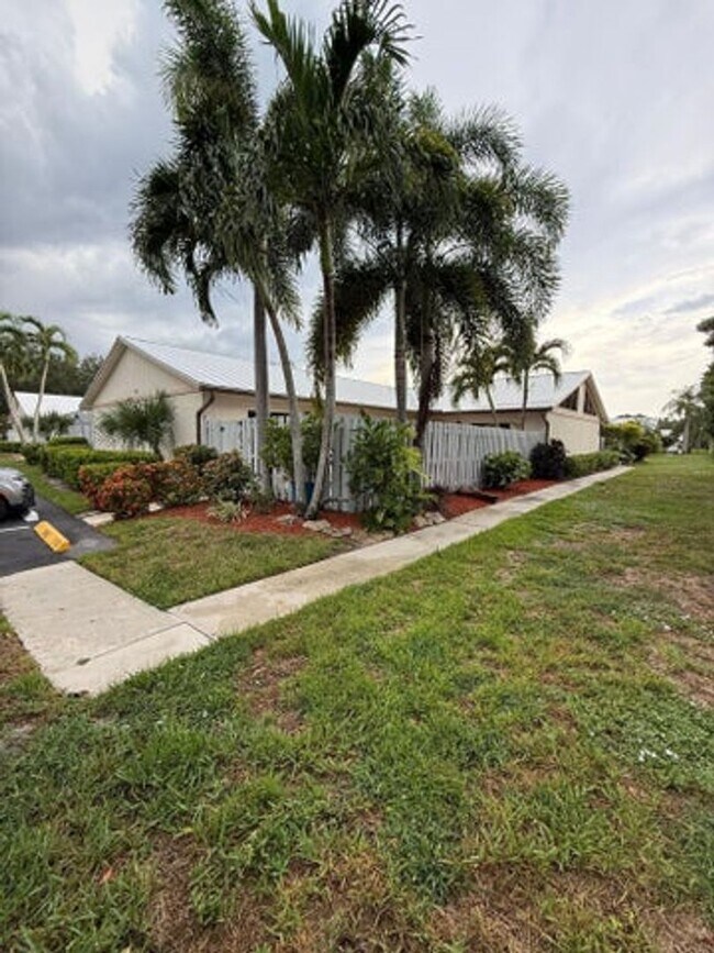 Building Photo - 8845 Center Ct Dr