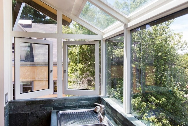 Building Photo - Sunny Apartment in Elmwood Neighborhood