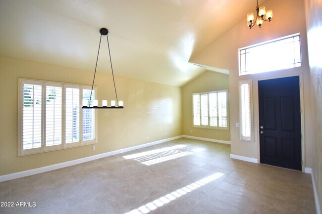 Building Photo - 768 E Irma Ln