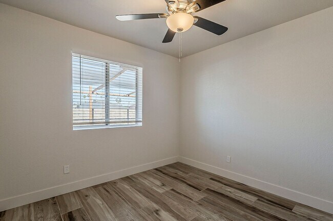 Building Photo - 558 S Lesueur