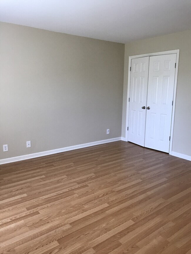 Building Photo - Bellevue Townhome 4 bedrooms 3 full baths