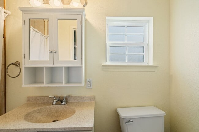 Building Photo - New rental now available in Del Grande!!