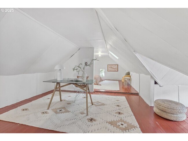 Building Photo - 2Bd/1Ba + Bonus Room Located in the Popula...