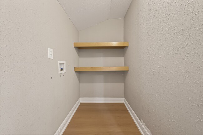 Building Photo - 3209 McCrarey Dr