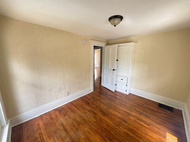Building Photo - Large 4 Bedroom home!