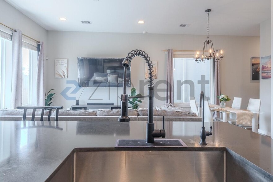 Building Photo - 6706 Parker Grv Ln