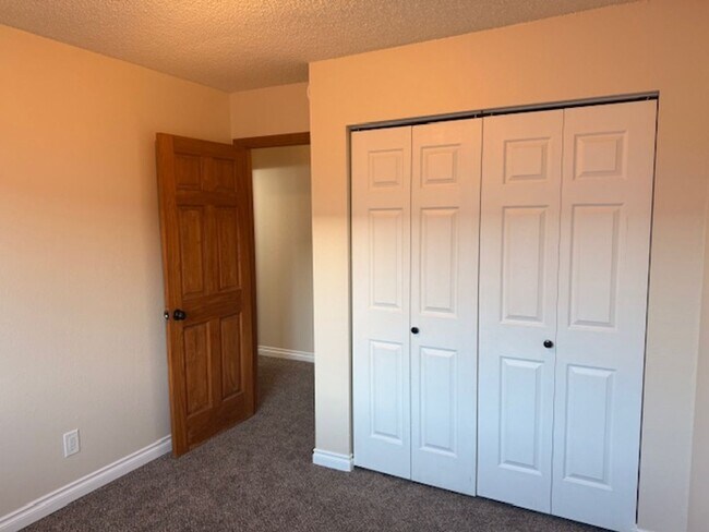 Building Photo - 3 Bedroom Apartment in Jewel Lake w/ Garage and Large Deck!