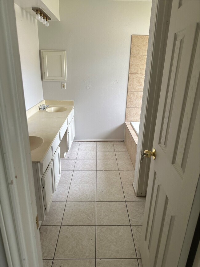 Building Photo - 10510 Clear Cove Ln