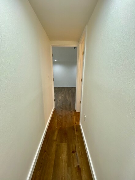 Building Photo - 417 Jasmine Ln