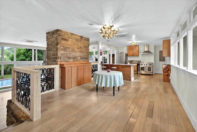 Building Photo - 1205 Gardenia Dr