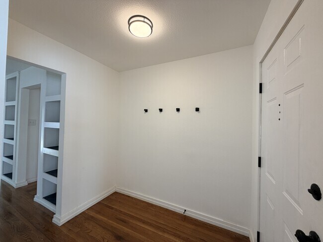 Building Photo - 914 Belmeade Dr