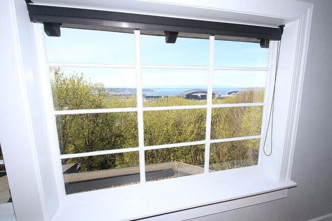Building Photo - CHARMING 3 BEDROOM TUDOR REVIVAL APARTMENT W/ PUGET SOUND VIEWS