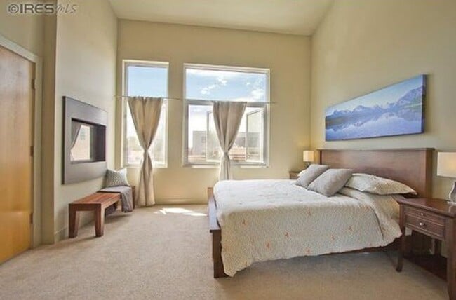 Building Photo - Elegant Contemporary Town Home with 2 bedrooms/4 baths with Private Elevator Coming Available Soon!