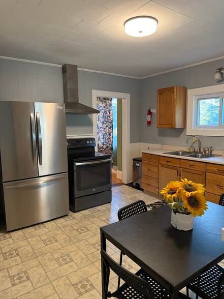 Building Photo - 45 Dillingham St