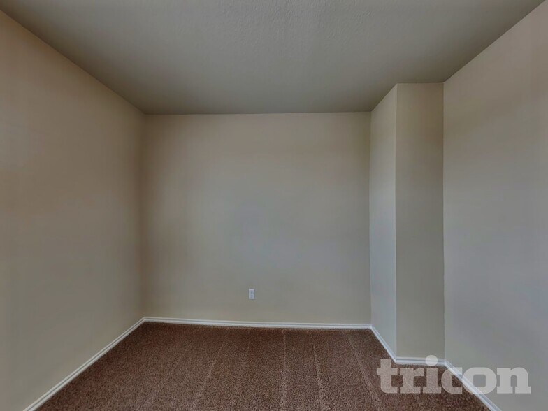 Building Photo - 5002 Saddle Clb Dr