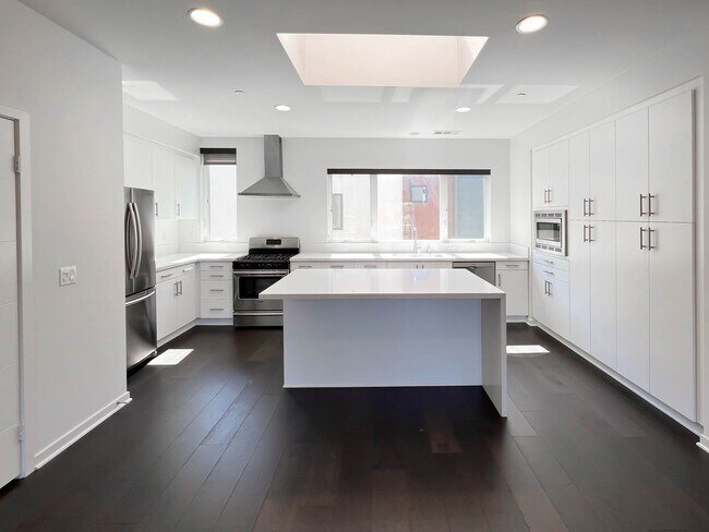 Building Photo - Luxury Townhome Centrally Located in Silver Lake! OPEN HOUSE JUNE 6TH, 2026 from 1:30 PM to 2:30 PM
