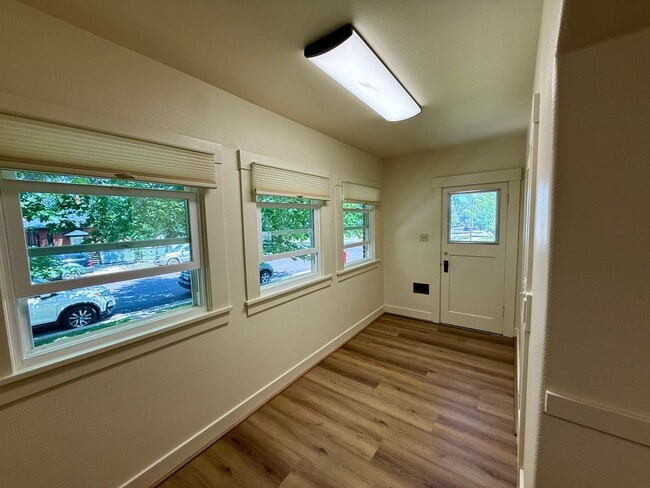 Building Photo - Two bedroom one bath brick charmer!
