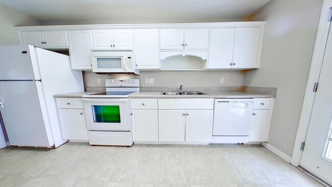 Building Photo - 2 Bed/ 2 Bath Townhouse