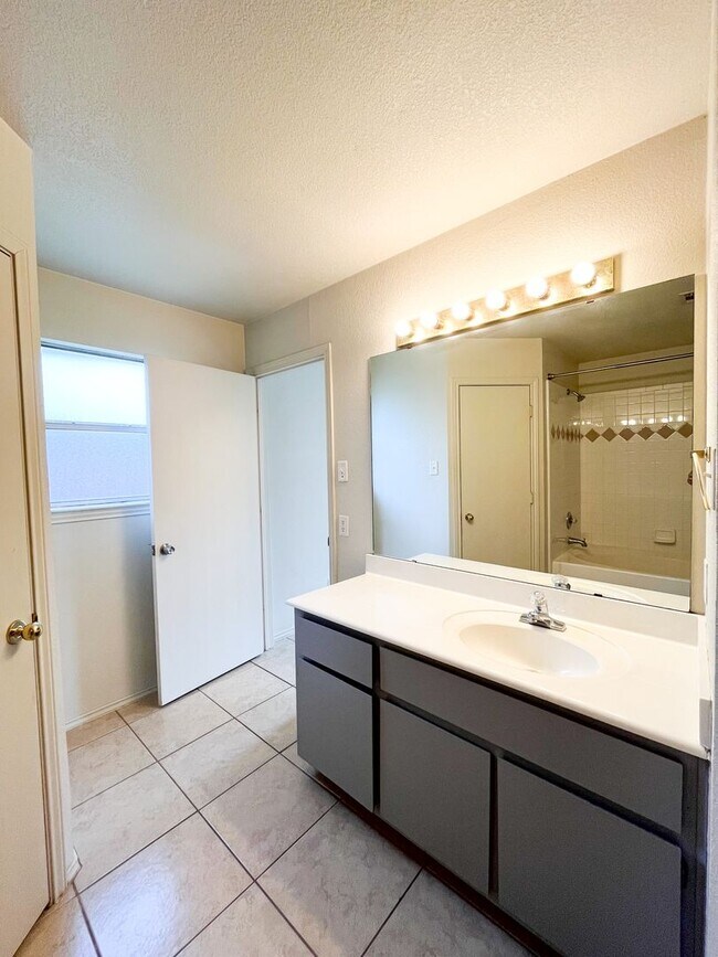 Building Photo - Available NOW!!!! Gorgeous 4 bedroom, 2 ba...