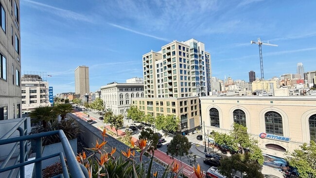 Building Photo - Comfortable Studio Living with Balcony, Parking & Storage at Daniel Burnham Court