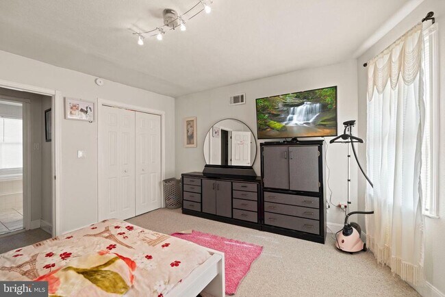 Building Photo - 233 Melrose Ave