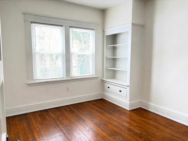 Building Photo - 693 Linwood Ave