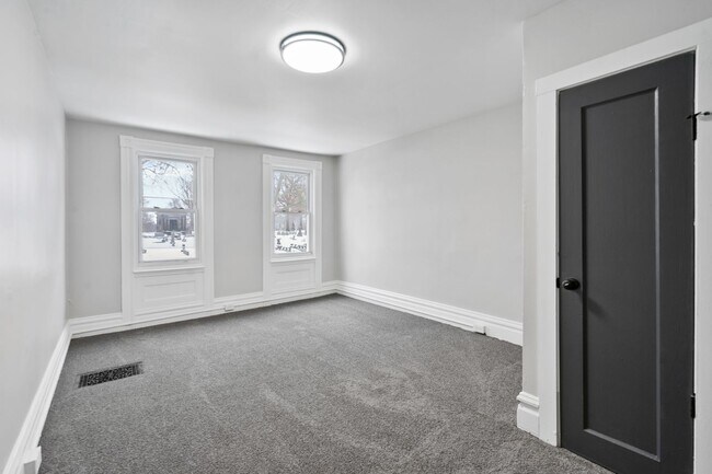 Building Photo - 3 bedroom 2 bath - newly updated, central air, GREAT LOCATION