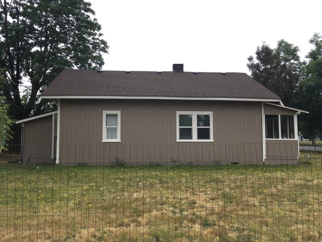 Building Photo - 3 Bdrm, 1 Bath Plus Bonus Room! Heart of Yelm! Fully Fenced Yard!