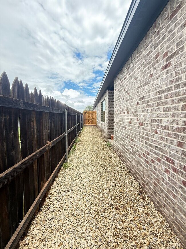 Building Photo - Brand New Stunning Town-Home!