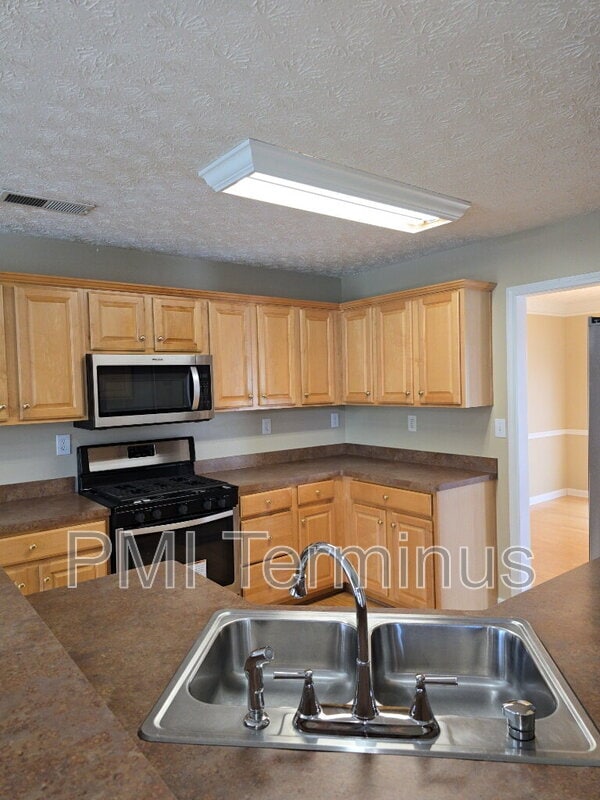 Building Photo - 6122 Farmwood Way SE