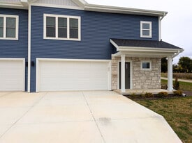 Building Photo - 2900 Blue Grass Dr