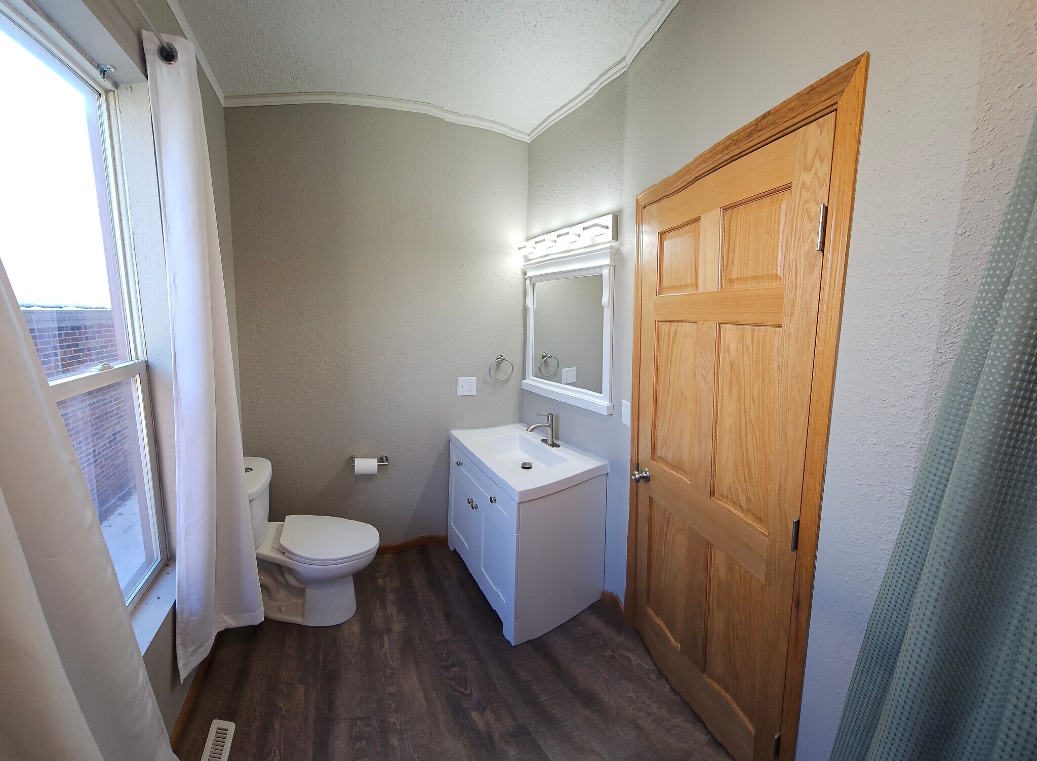 downstairs bathroom - 506 Bay St