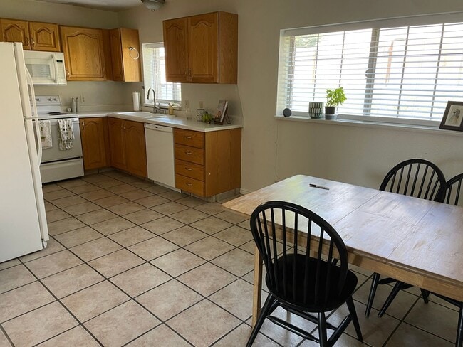 Building Photo - 2 Bedroom Apartment