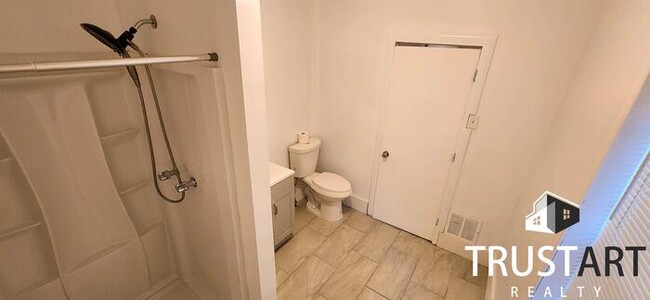 Building Photo - 3 bedroom house with backyard and basement.