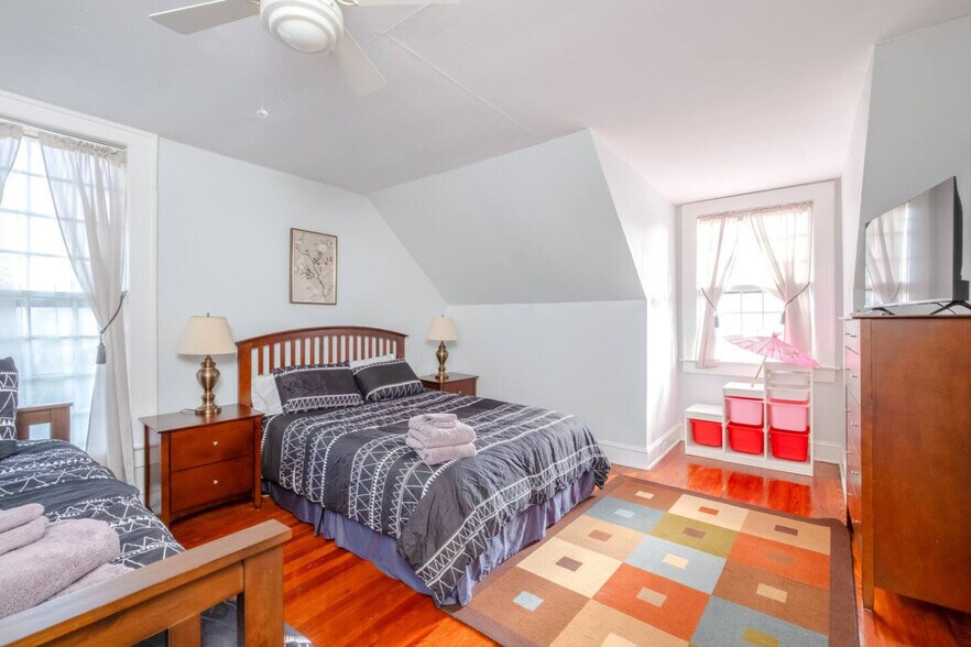 Building Photo - 406 NE 7th Ave