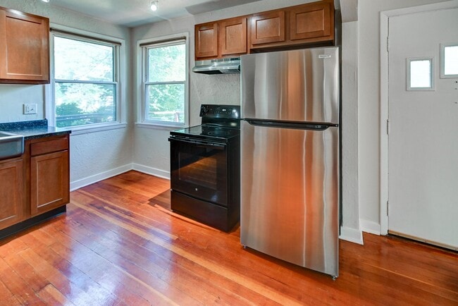 Building Photo - Charming 2-bed/1-bath Steps From Lake Monona