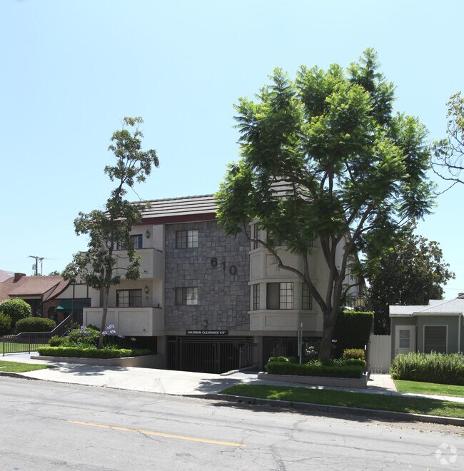 Building Photo - 610 E Providencia Ave