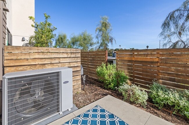 Building Photo - Beautiful upgraded 3 bedroom townhome with 2 car garage!