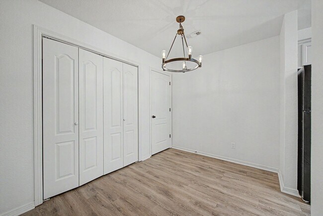 Building Photo - 688 W Sycamore St