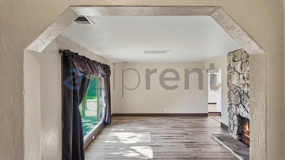 Building Photo - Unit Main House