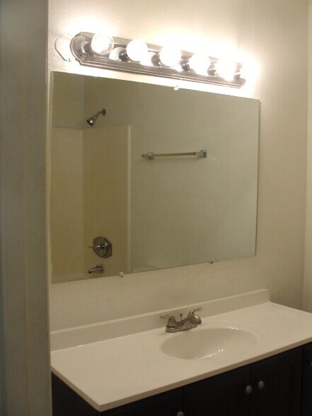 Upstairs Bath with Tub/Shower Combo - 4595 N 17th Ave