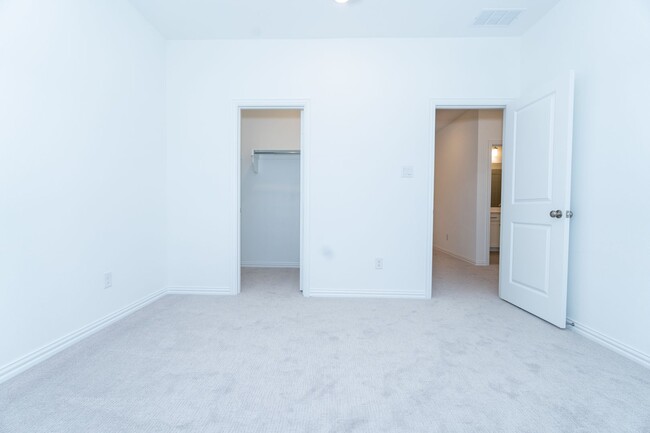 Building Photo - 9508 Espalier St