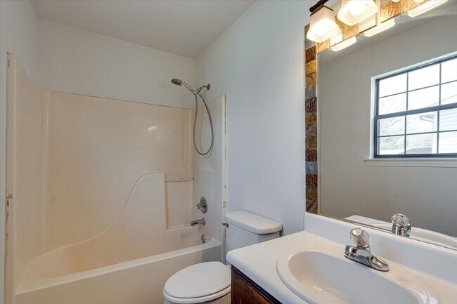 Building Photo - Charming, Pet-Friendly Home in East Ridge — Roomy Yard, Updated Features & Great Location!